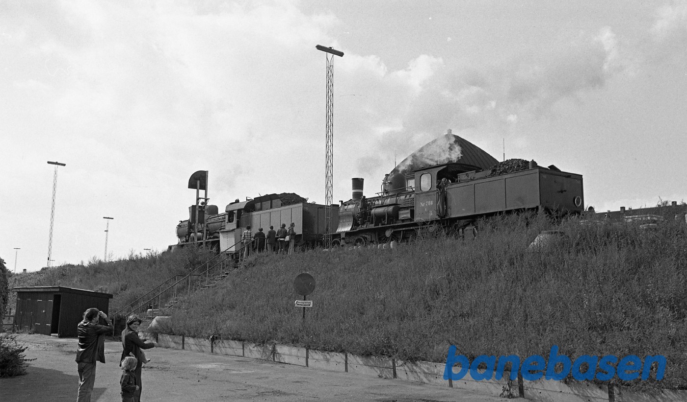 Forspandskørsel med P og C. De allersidste to damplokomotiver forlader for altid Københavns store remise, her ved det gule palæ. Forspandskørsel med P og C. De allersidste to damplokomotiver forlader for altid Københavns store remise, her ved det gule palæ.