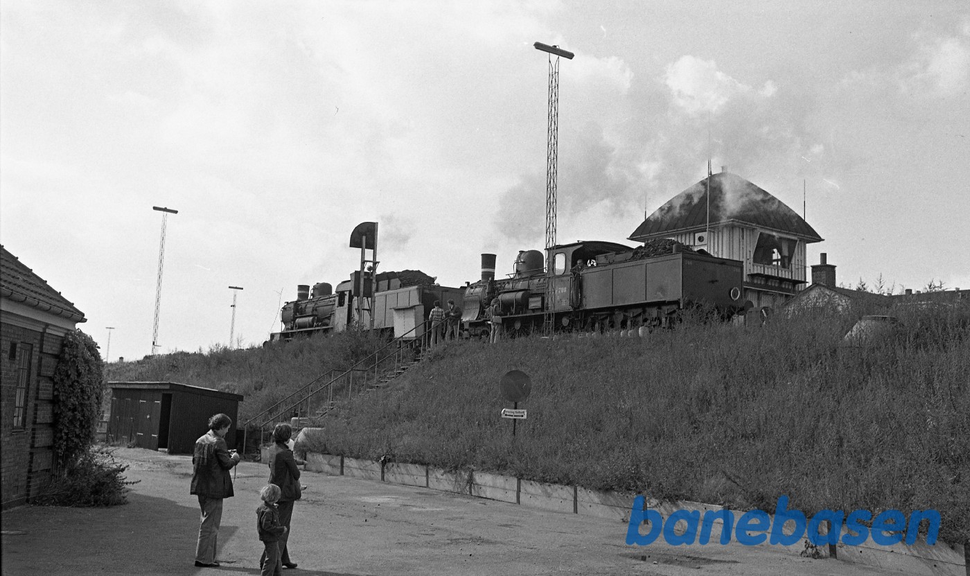 Forspandskørsel med P og C. De allersidste to damplokomotiver forlader for altid Københavns store remise, her ved det gule palæ. Forspandskørsel med P og C. De allersidste to damplokomotiver forlader for altid Københavns store remise, her ved det gule palæ.