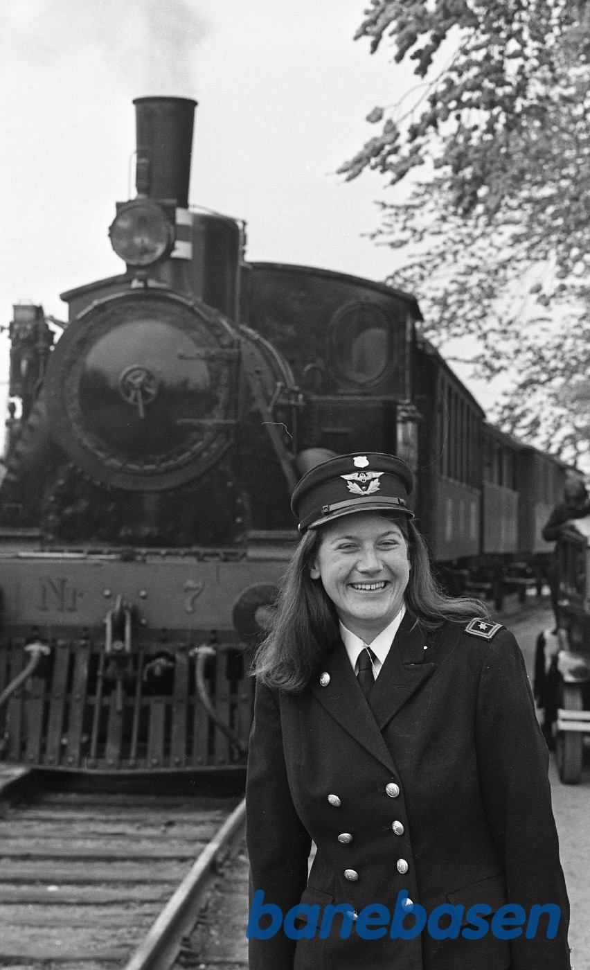 Svend Jørgensens Ford A og nr. 7. Eva Nielsen står ved Nr. 7 Svend Jørgensens Ford A og nr. 7. Eva Nielsen står ved Nr. 7