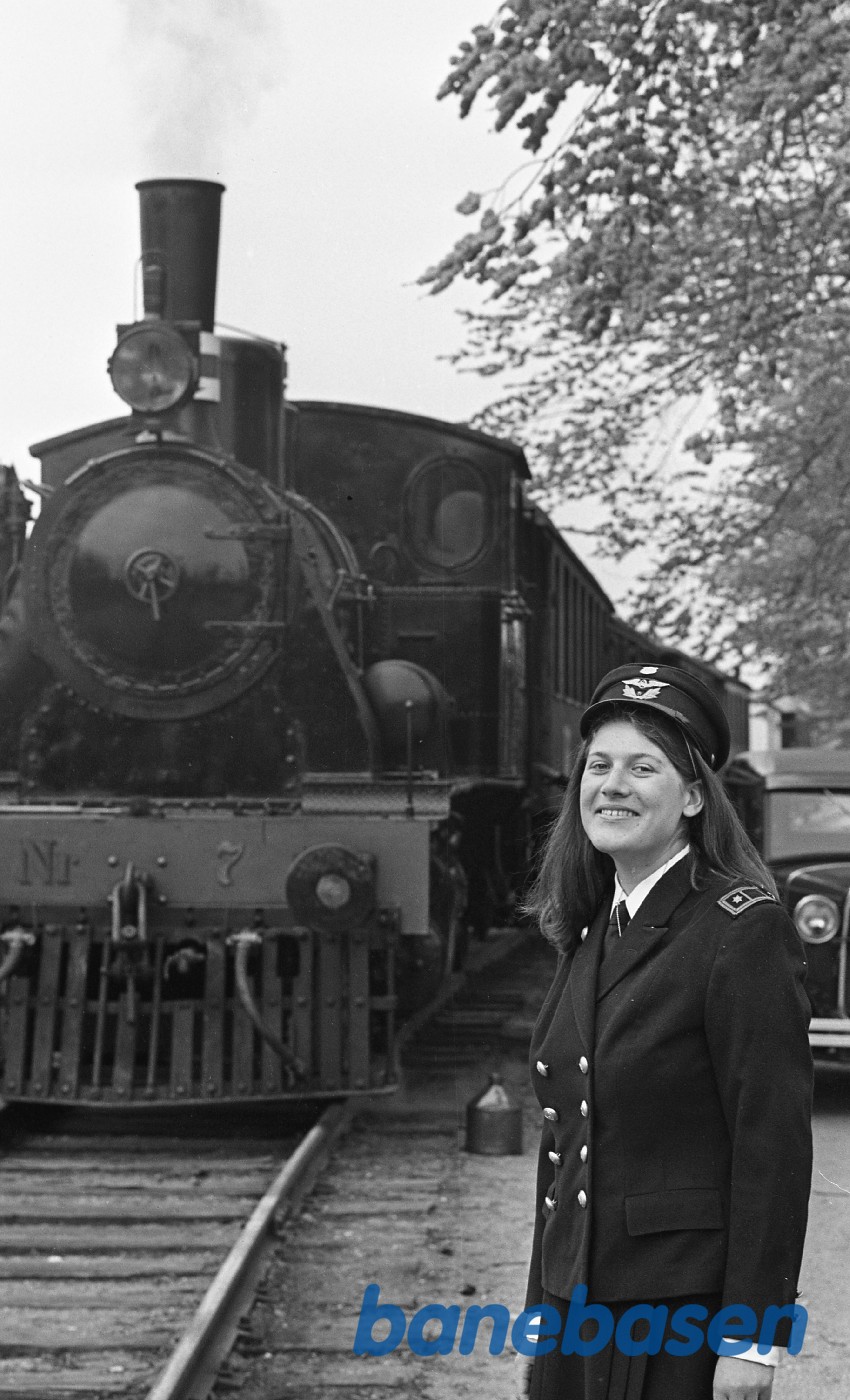 Svend Jørgensens Ford A og nr. 7. Eva Nielsen står ved Nr. 7 Svend Jørgensens Ford A og nr. 7. Eva Nielsen står ved Nr. 7