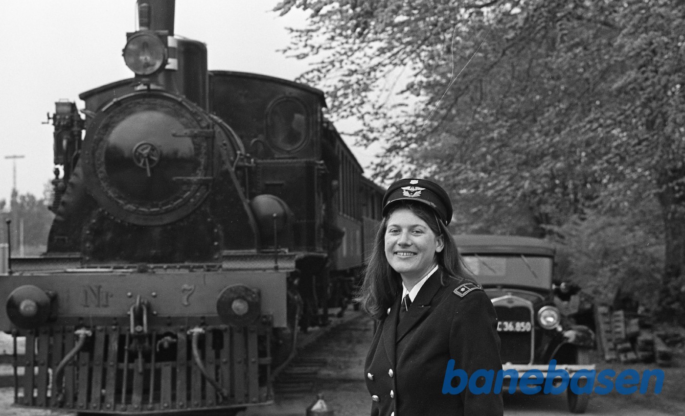 Svend Jørgensens Ford A og nr. 7. Eva Nielsen står ved Nr. 7 Svend Jørgensens Ford A og nr. 7. Eva Nielsen står ved Nr. 7