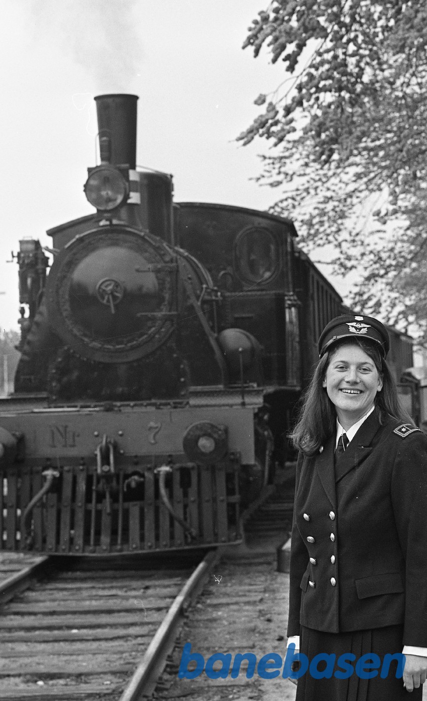 Svend Jørgensens Ford A og nr. 7. Eva Nielsen står ved Nr. 7 Svend Jørgensens Ford A og nr. 7. Eva Nielsen står ved Nr. 7