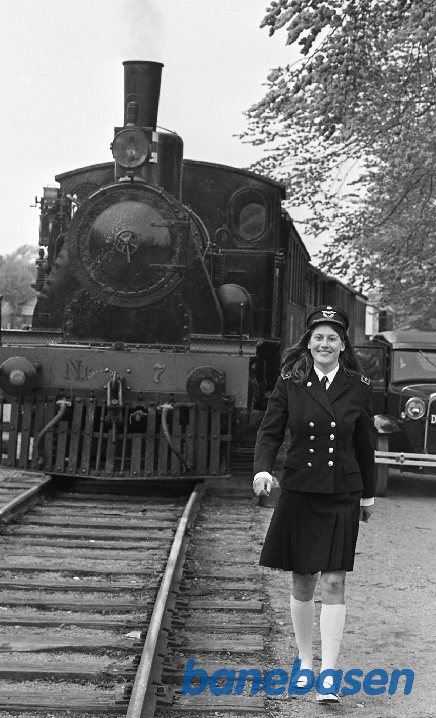 Svend Jørgensens Ford A og nr. 7. Eva Nielsen står ved Nr. 7 Svend Jørgensens Ford A og nr. 7. Eva Nielsen står ved Nr. 7