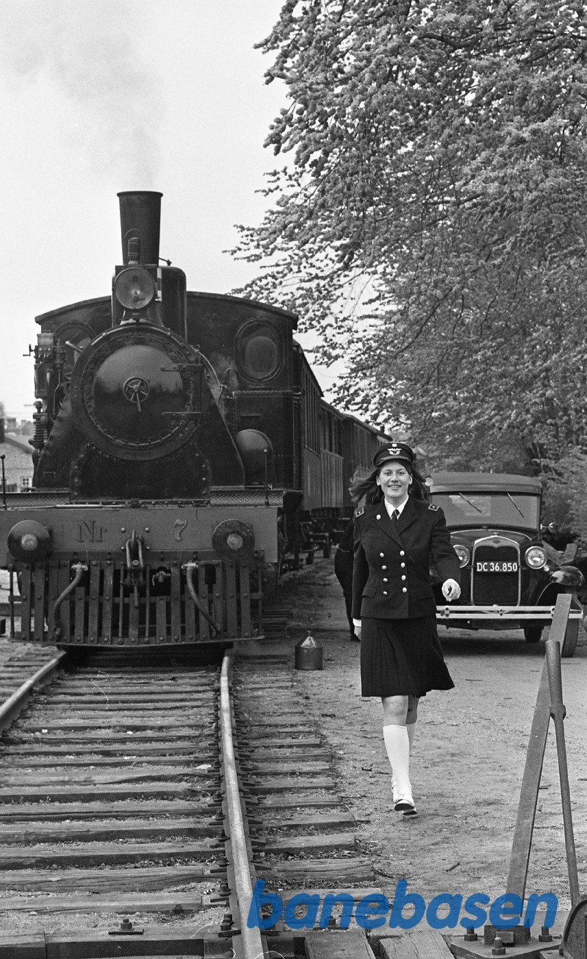 Svend Jørgensens Ford A og nr. 7. Eva Nielsen står ved Nr. 7 Svend Jørgensens Ford A og nr. 7. Eva Nielsen står ved Nr. 7