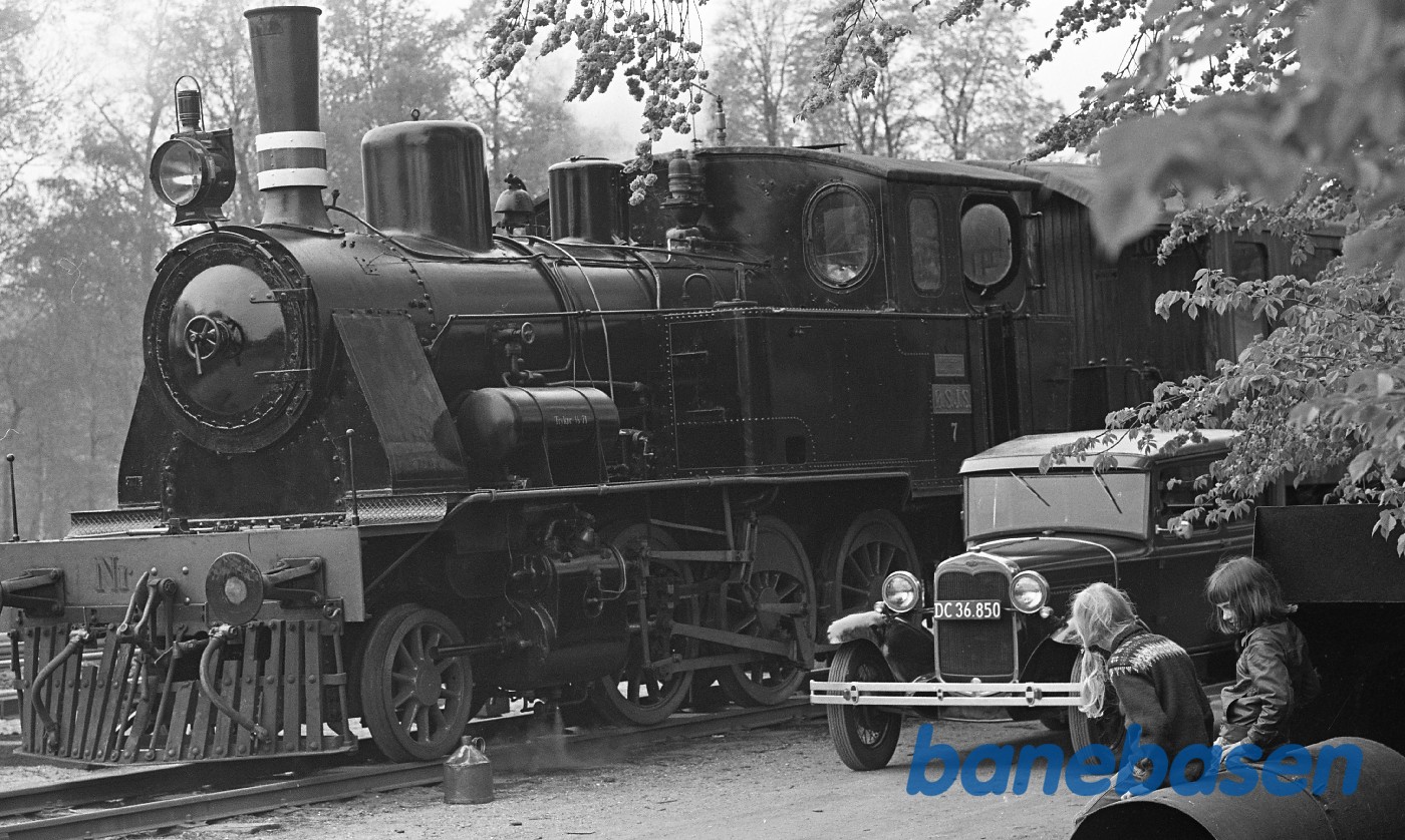 Svend Jørgensens Ford A og nr. 7. Eva Nielsen står ved Nr. 7 Svend Jørgensens Ford A og nr. 7. Eva Nielsen står ved Nr. 7