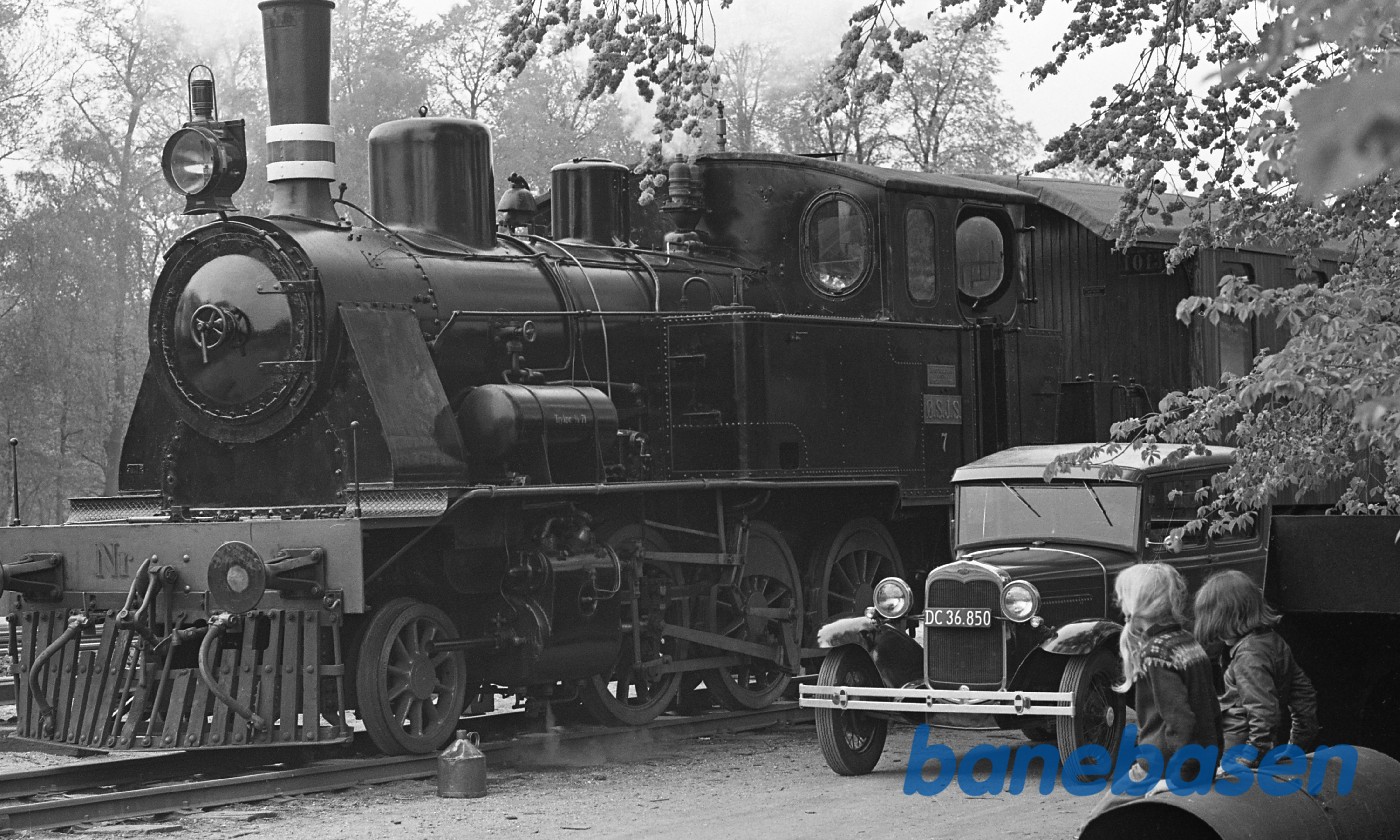 Svend Jørgensens Ford A og nr. 7. Eva Nielsen står ved Nr. 7 Svend Jørgensens Ford A og nr. 7. Eva Nielsen står ved Nr. 7