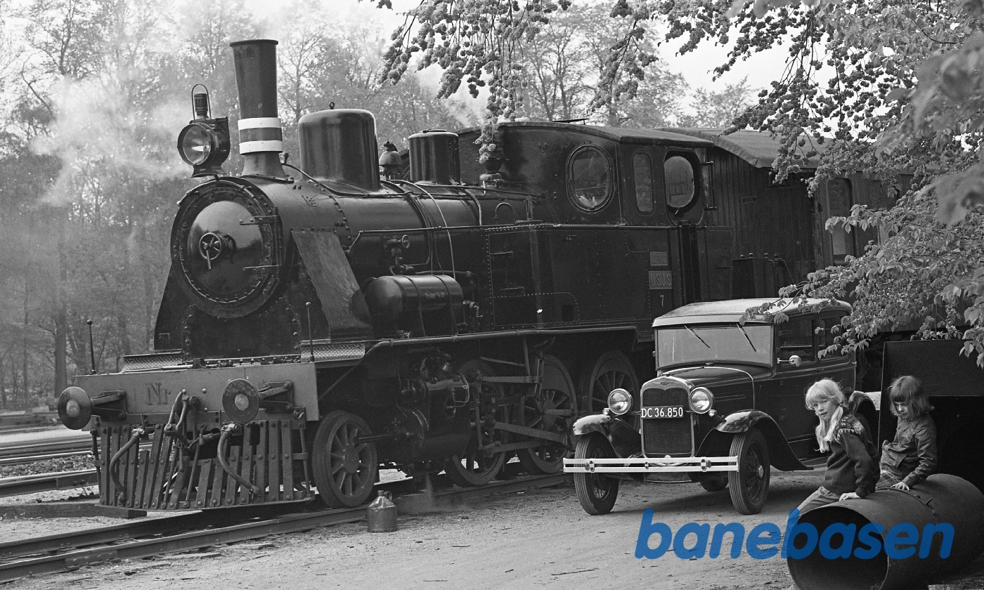 Svend Jørgensens Ford A og nr. 7. Eva Nielsen står ved Nr. 7 Svend Jørgensens Ford A og nr. 7. Eva Nielsen står ved Nr. 7