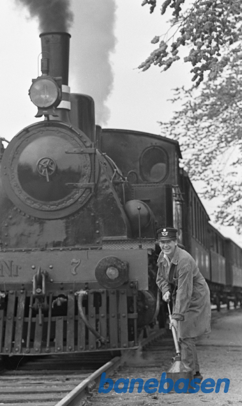 Svend Jørgensens Ford A og nr. 7. Eva Nielsen står ved Nr. 7 Svend Jørgensens Ford A og nr. 7. Eva Nielsen står ved Nr. 7