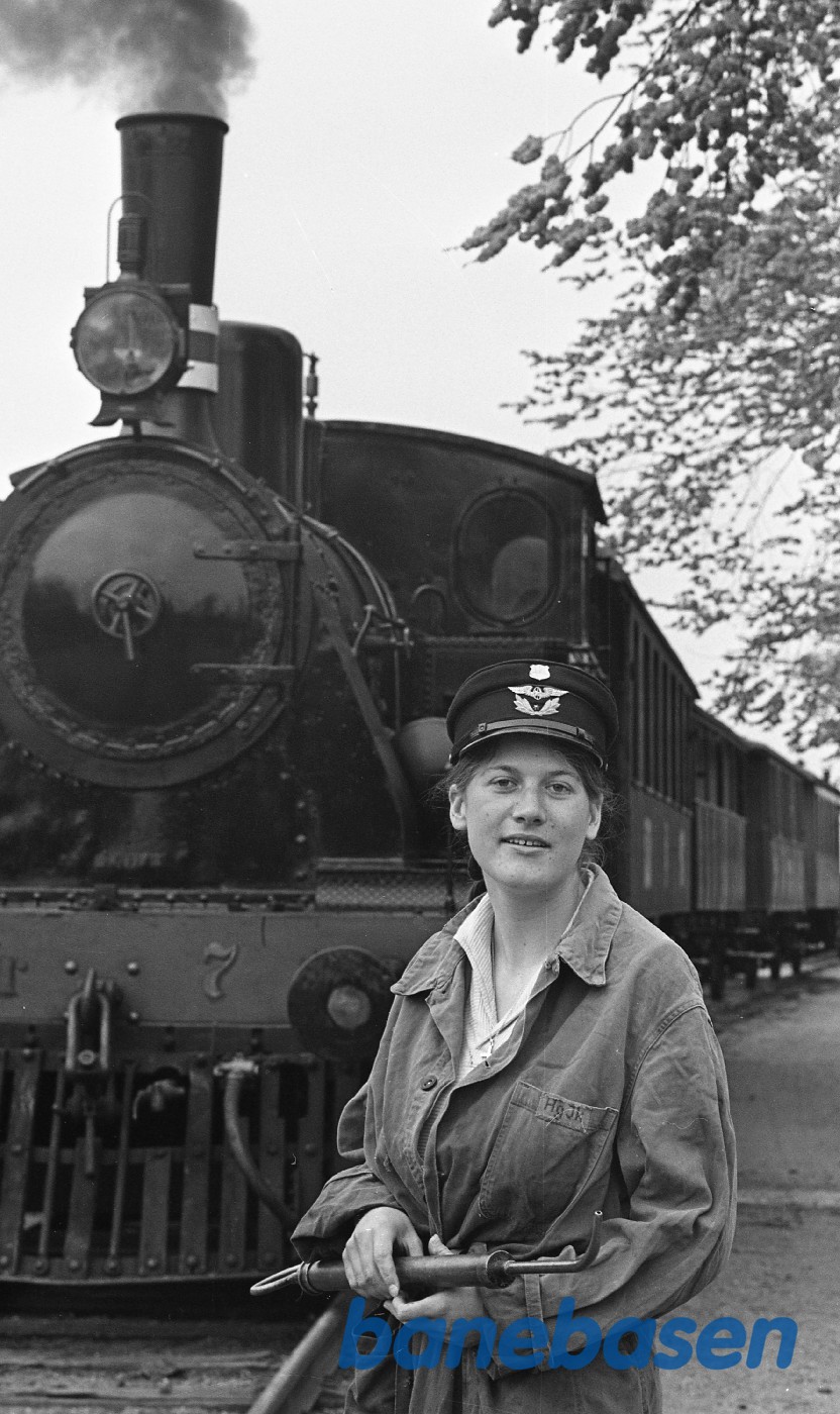 Eva Nielsen smører ØSJS 7 op i Rungsted Eva Nielsen smører ØSJS 7 op i Rungsted