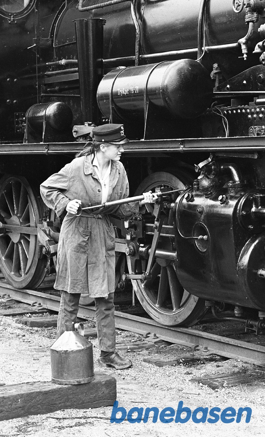 Eva Nielsen smører ØSJS 7 op i Rungsted Eva Nielsen smører ØSJS 7 op i Rungsted