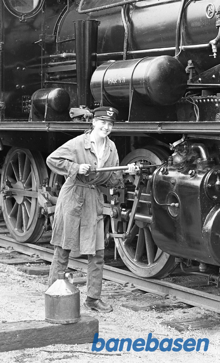 Eva Nielsen smører ØSJS 7 op i Rungsted Eva Nielsen smører ØSJS 7 op i Rungsted