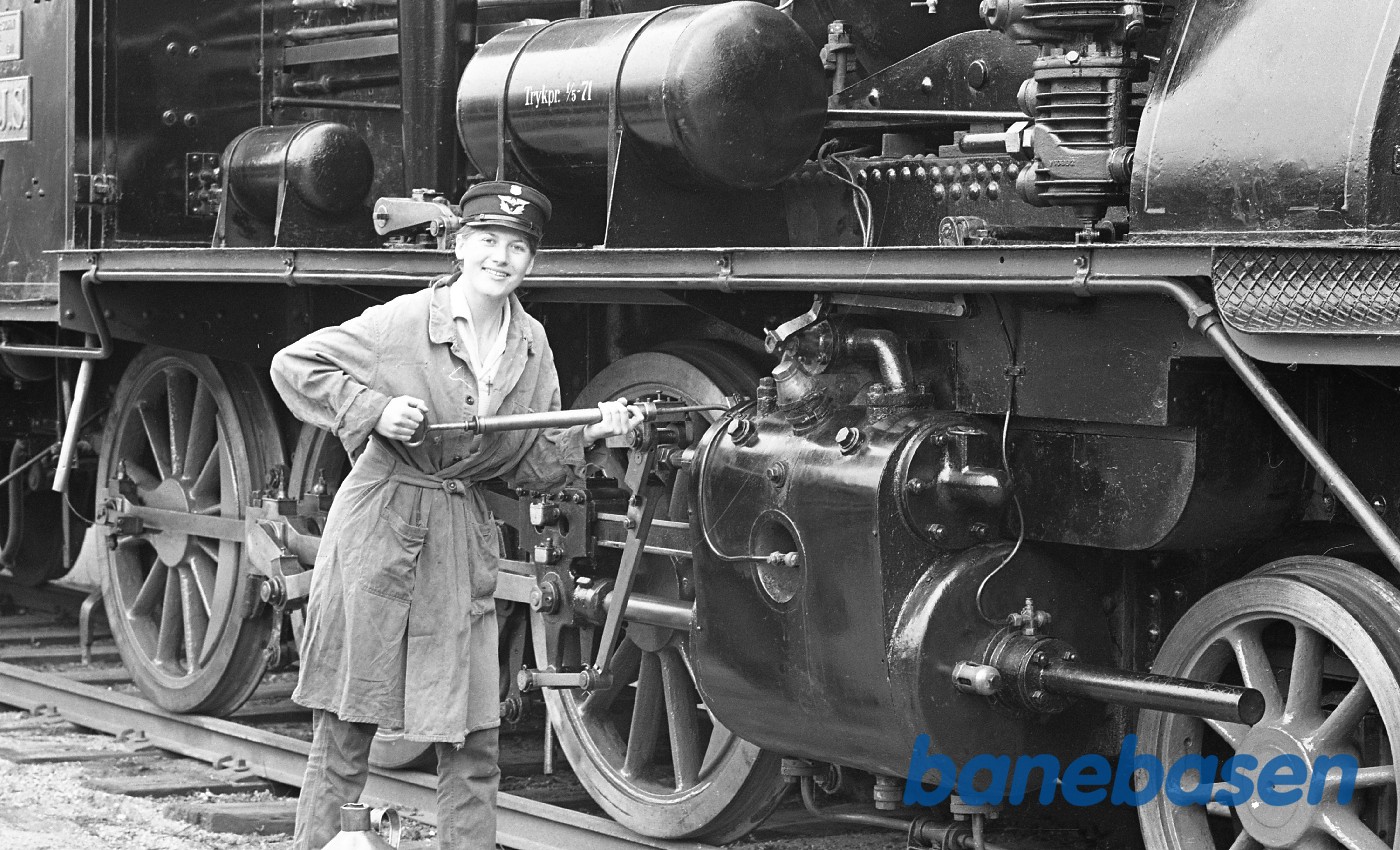 Eva Nielsen smører ØSJS 7 op i Rungsted Eva Nielsen smører ØSJS 7 op i Rungsted