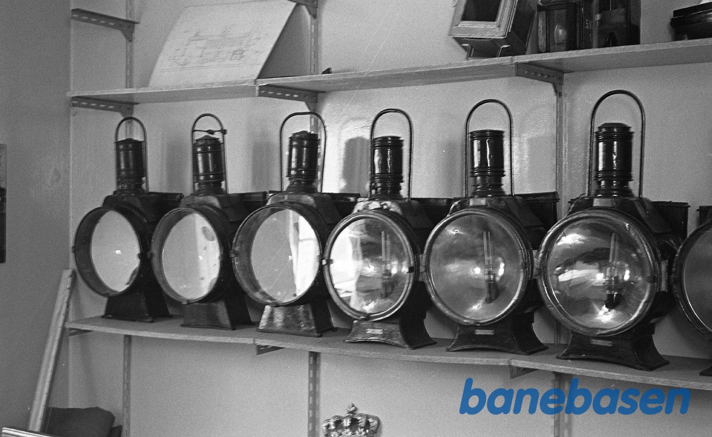 Hylder med petroleumslamper til lokomotiver Hylder med petroleumslamper til lokomotiver