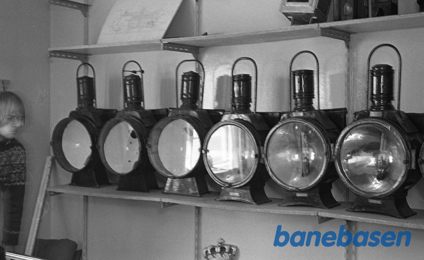 Hylder med petroleumslamper til lokomotiver Hylder med petroleumslamper til lokomotiver