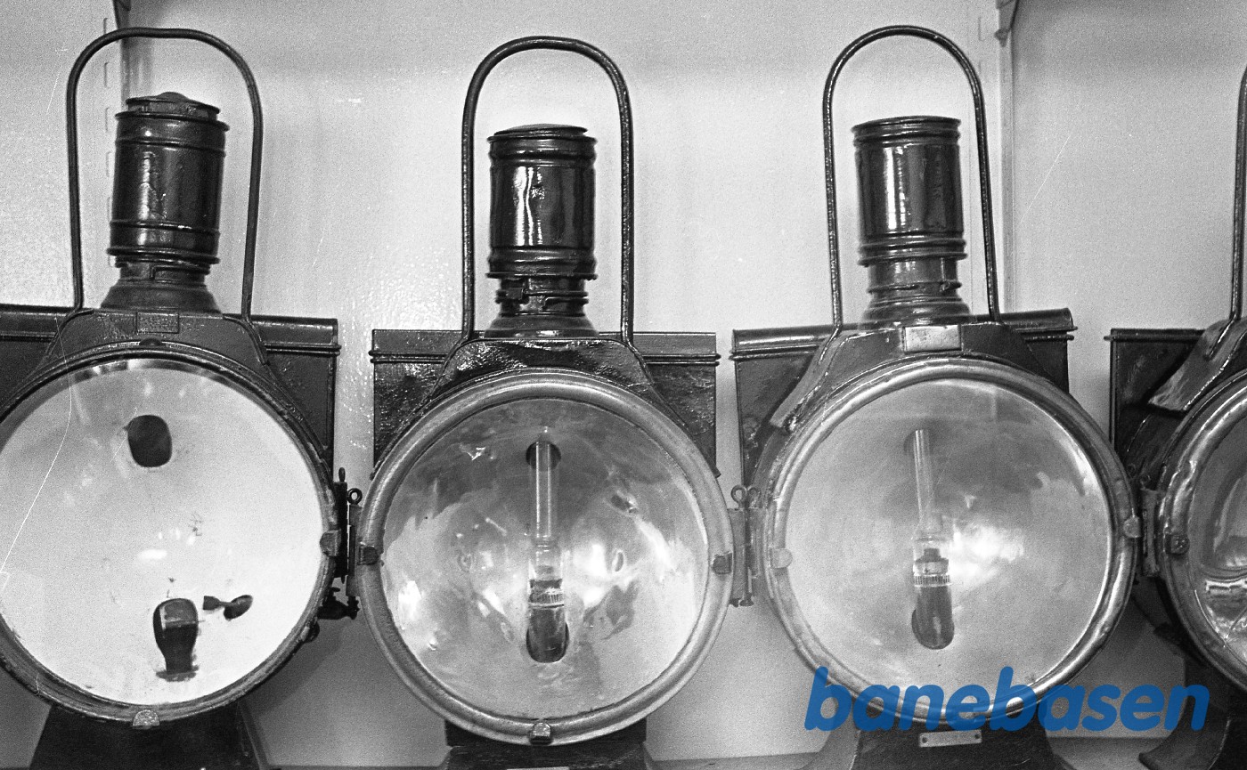 Hylder med petroleumslamper til lokomotiver Hylder med petroleumslamper til lokomotiver