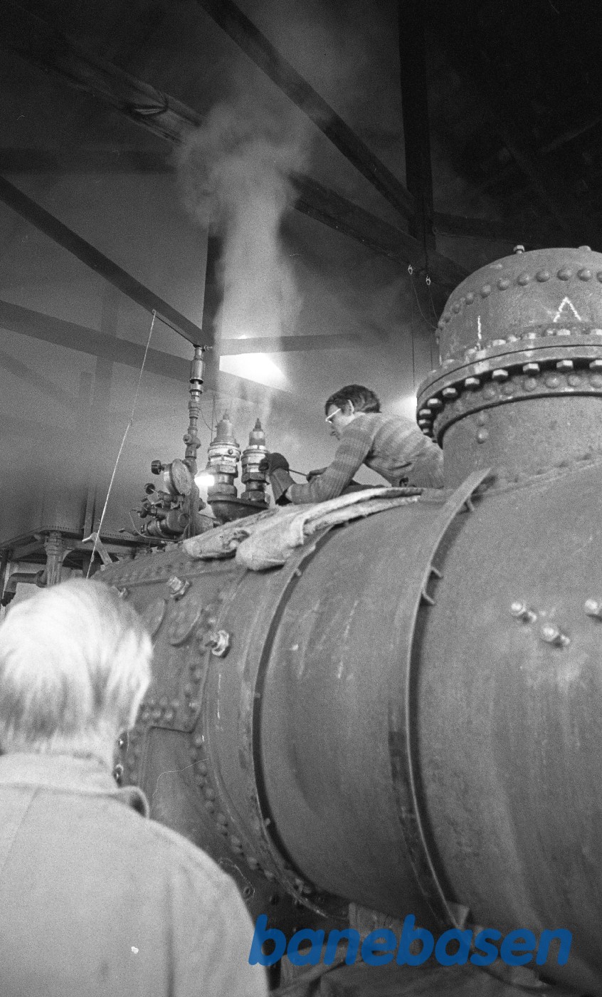 Jakob Freiesleben justerer sikkerhedsventiler på kedlen til nr. 14 mens H.P.Hansen ser til Jakob Freiesleben justerer sikkerhedsventiler på kedlen til nr. 14 mens H.P.Hansen ser til