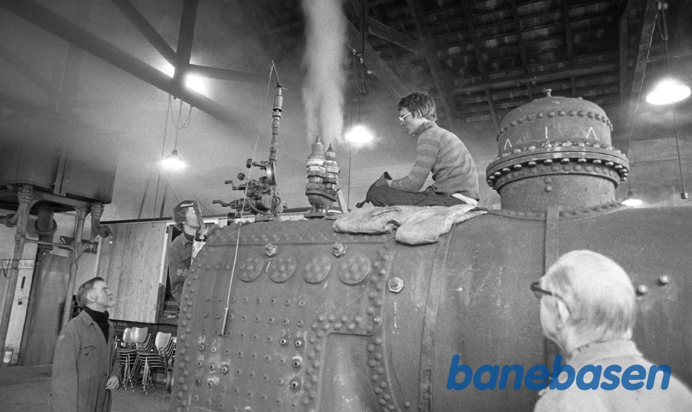 Jakob Freiesleben justerer sikkerhedsventiler på kedlen til nr. 14 mens H.P.Hansen ser til Jakob Freiesleben justerer sikkerhedsventiler på kedlen til nr. 14 mens H.P.Hansen ser til