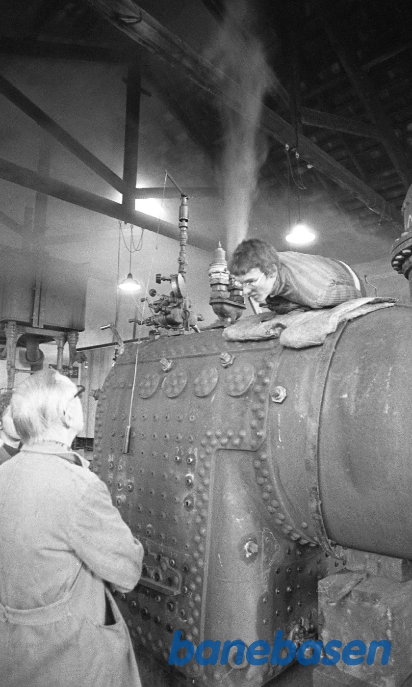 Jakob Freiesleben justerer sikkerhedsventiler på kedlen til nr. 14 mens H.P.Hansen ser til Jakob Freiesleben justerer sikkerhedsventiler på kedlen til nr. 14 mens H.P.Hansen ser til