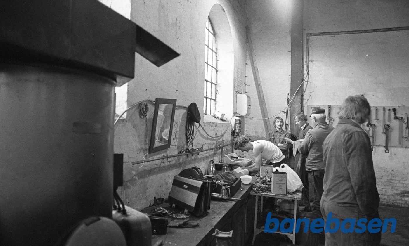 Jakob Freiesleben justerer sikkerhedsventiler på kedlen til nr. 14 mens H.P.Hansen ser til Jakob Freiesleben justerer sikkerhedsventiler på kedlen til nr. 14 mens H.P.Hansen ser til