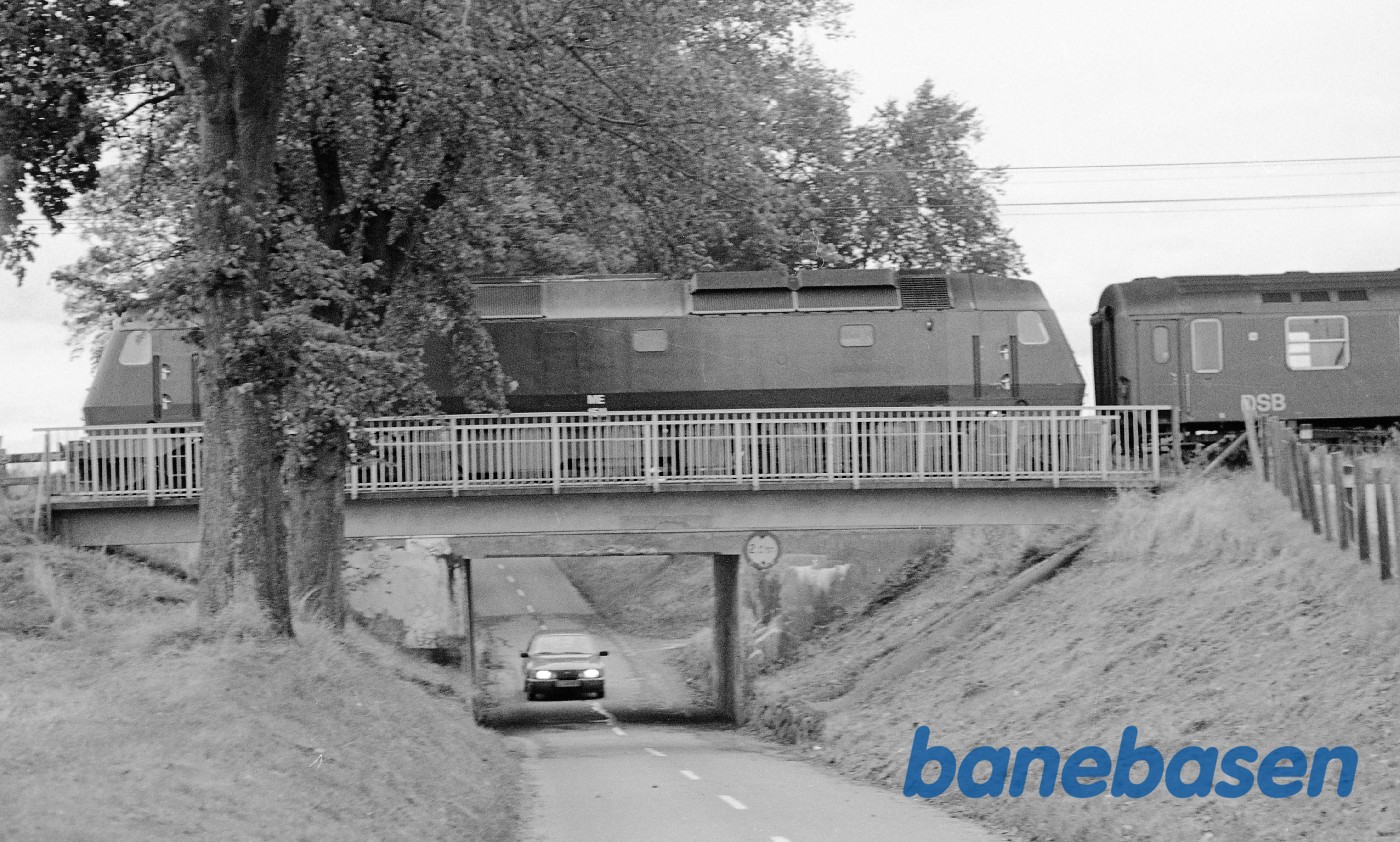 Kystbanetog med ME ved Møllevej viadukten set i retning mod Øresund Kystbanetog med ME ved Møllevej viadukten set i retning mod Øresund