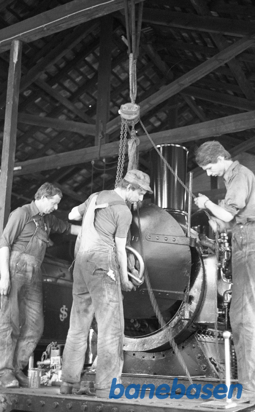 Røgkammerdør på 14 afmonteres Røgkammerdør på 14 afmonteres