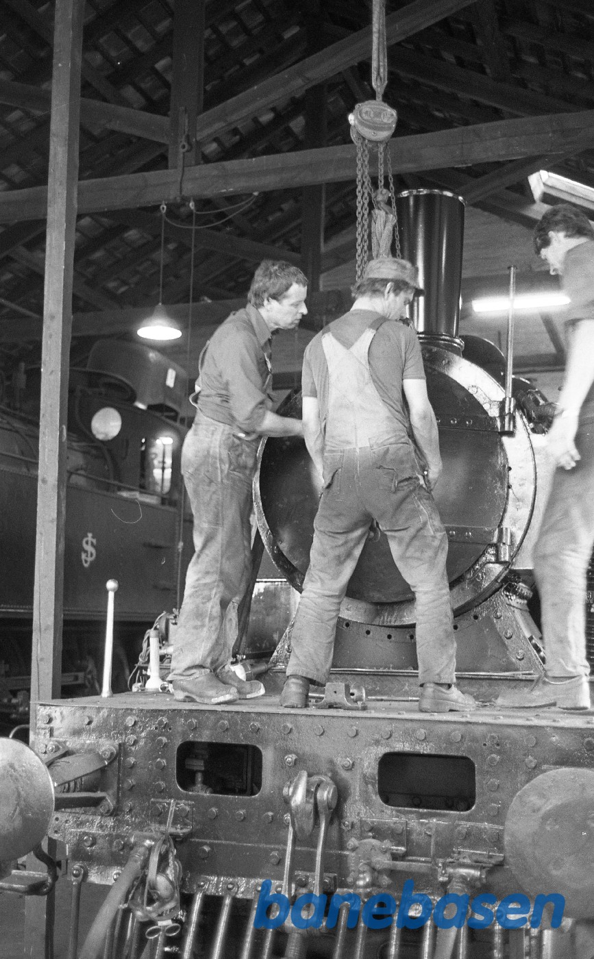 Røgkammerdør på 14 afmonteres Røgkammerdør på 14 afmonteres