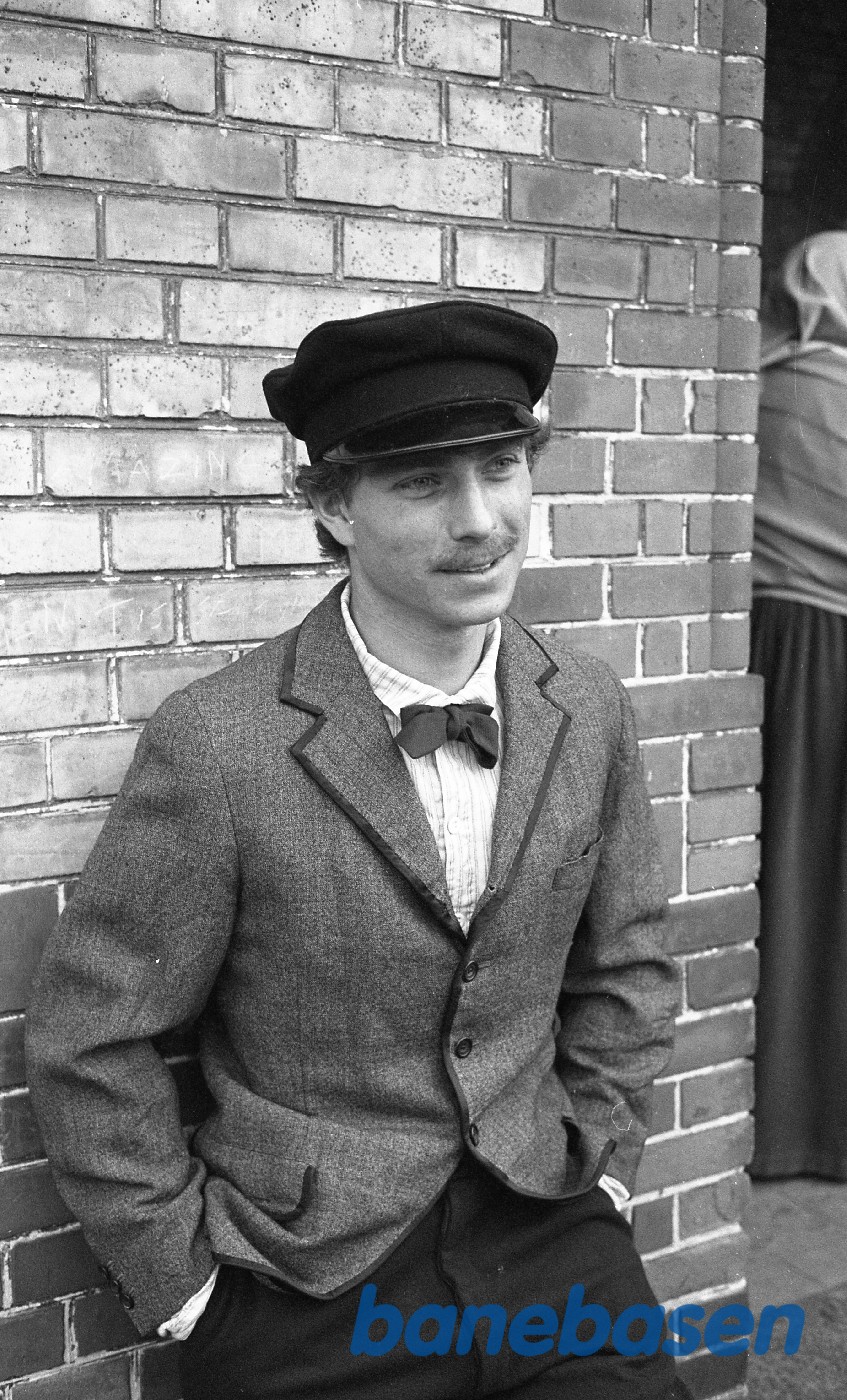 Filmoptagelser til Min Fynske Barndom, en film om komponisten Carl Nielsen. Optaget på læssevejen i Rungsted samt på Rungsted station Filmoptagelser til Min Fynske Barndom, en film om komponisten Carl Nielsen. Optaget på læssevejen i Rungsted samt på Rungsted station
