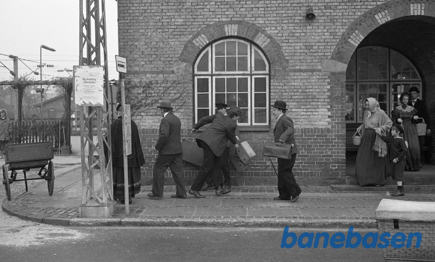 Filmoptagelser til Min Fynske Barndom, en film om komponisten Carl Nielsen. Optaget på læssevejen i Rungsted samt på Rungsted station Filmoptagelser til Min Fynske Barndom, en film om komponisten Carl Nielsen. Optaget på læssevejen i Rungsted samt på Rungsted station