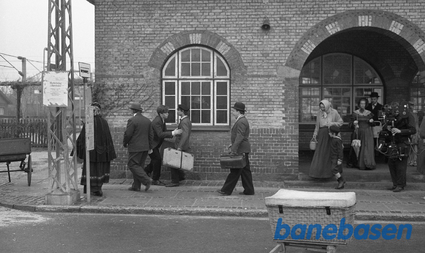 Filmoptagelser til Min Fynske Barndom, en film om komponisten Carl Nielsen. Optaget på læssevejen i Rungsted samt på Rungsted station Filmoptagelser til Min Fynske Barndom, en film om komponisten Carl Nielsen. Optaget på læssevejen i Rungsted samt på Rungsted station