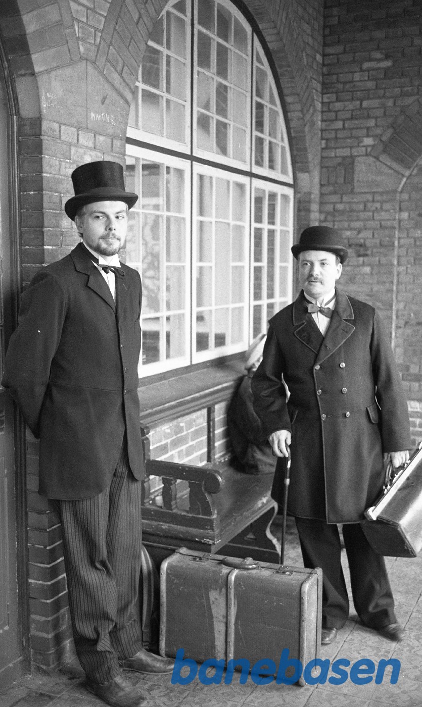 Filmoptagelser til Min Fynske Barndom, en film om komponisten Carl Nielsen. Optaget på læssevejen i Rungsted samt på Rungsted station Filmoptagelser til Min Fynske Barndom, en film om komponisten Carl Nielsen. Optaget på læssevejen i Rungsted samt på Rungsted station