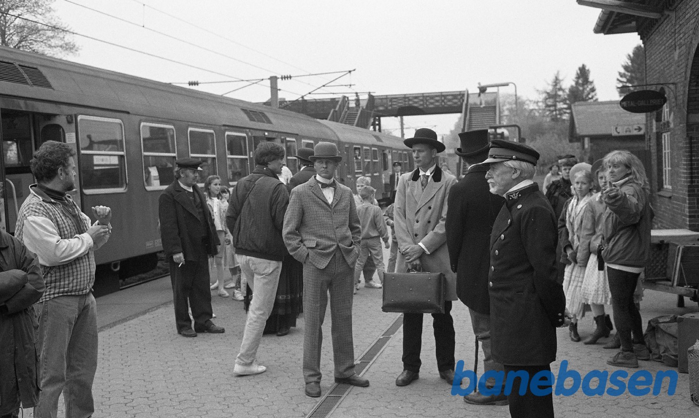 Filmoptagelser til Min Fynske Barndom, en film om komponisten Carl Nielsen. Optaget på læssevejen i Rungsted samt på Rungsted station Filmoptagelser til Min Fynske Barndom, en film om komponisten Carl Nielsen. Optaget på læssevejen i Rungsted samt på Rungsted station
