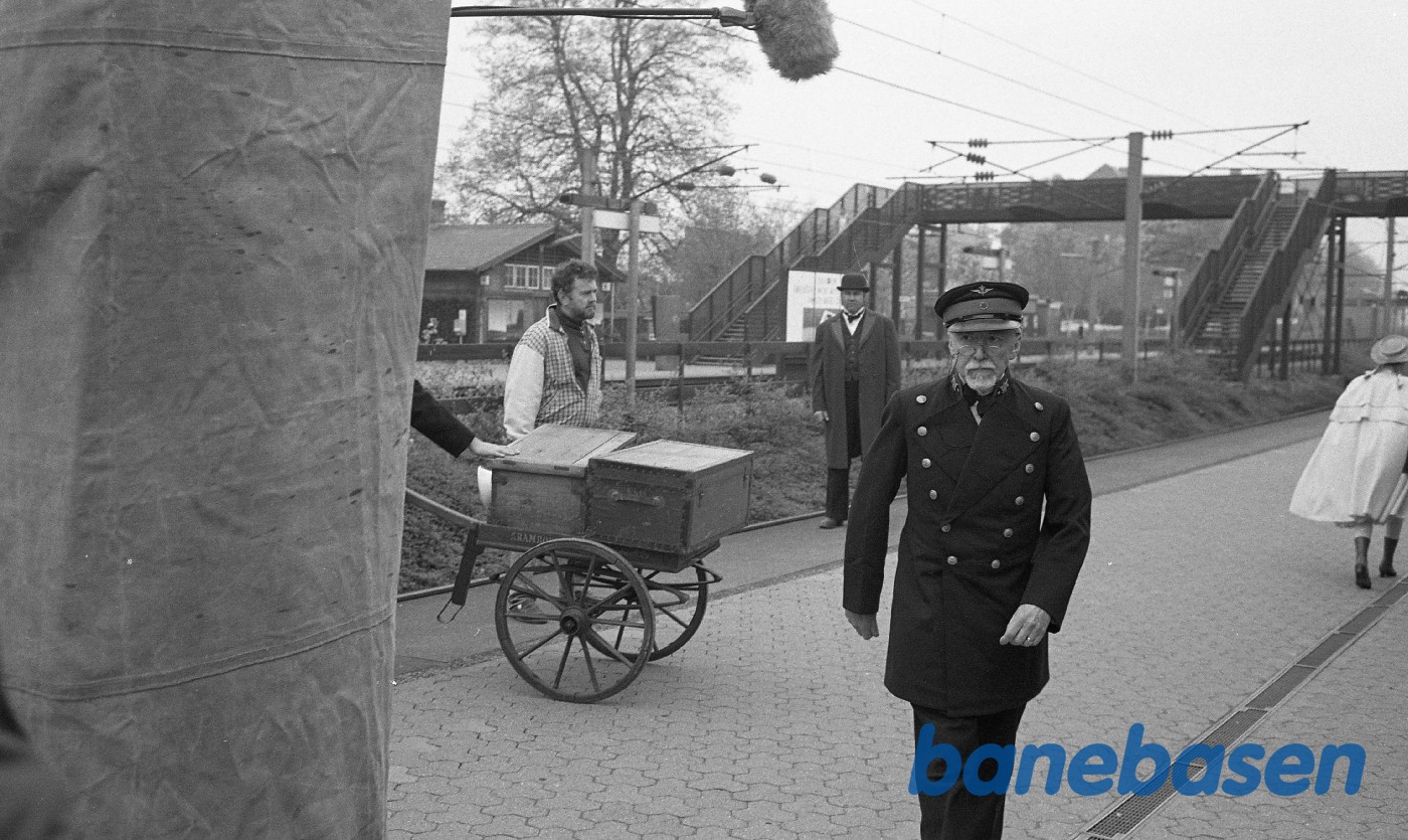 Filmoptagelser til Min Fynske Barndom, en film om komponisten Carl Nielsen. Optaget på læssevejen i Rungsted samt på Rungsted station Filmoptagelser til Min Fynske Barndom, en film om komponisten Carl Nielsen. Optaget på læssevejen i Rungsted samt på Rungsted station