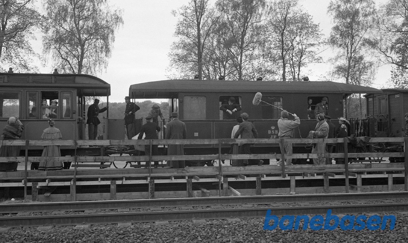 Filmoptagelser til Min Fynske Barndom, en film om komponisten Carl Nielsen. Optaget på læssevejen i Rungsted samt på Rungsted station Filmoptagelser til Min Fynske Barndom, en film om komponisten Carl Nielsen. Optaget på læssevejen i Rungsted samt på Rungsted station