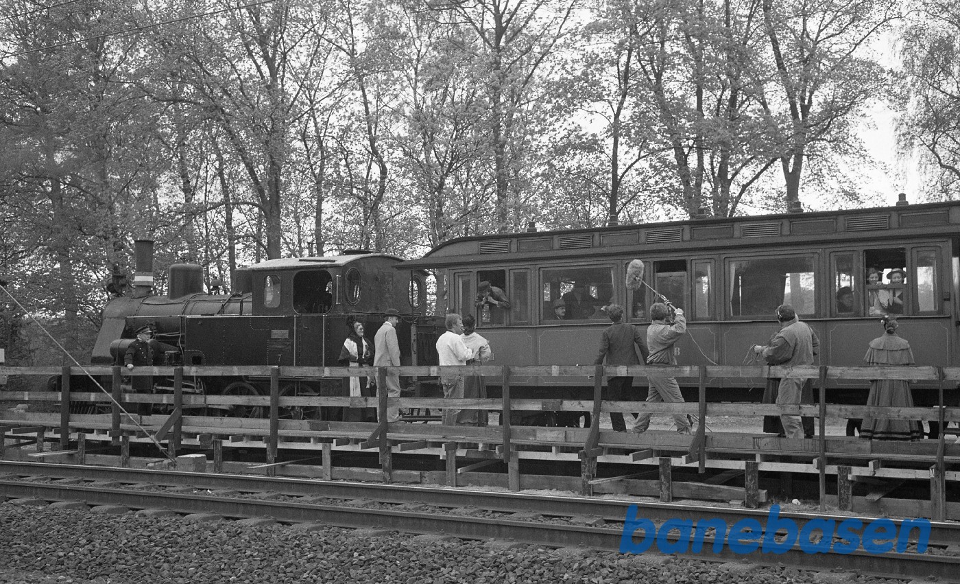 Filmoptagelser til Min Fynske Barndom, en film om komponisten Carl Nielsen. Optaget på læssevejen i Rungsted samt på Rungsted station Filmoptagelser til Min Fynske Barndom, en film om komponisten Carl Nielsen. Optaget på læssevejen i Rungsted samt på Rungsted station