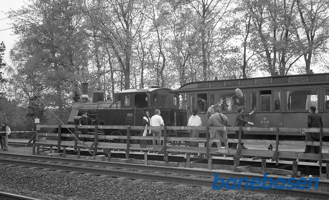 Filmoptagelser til Min Fynske Barndom, en film om komponisten Carl Nielsen. Optaget på læssevejen i Rungsted samt på Rungsted station Filmoptagelser til Min Fynske Barndom, en film om komponisten Carl Nielsen. Optaget på læssevejen i Rungsted samt på Rungsted station