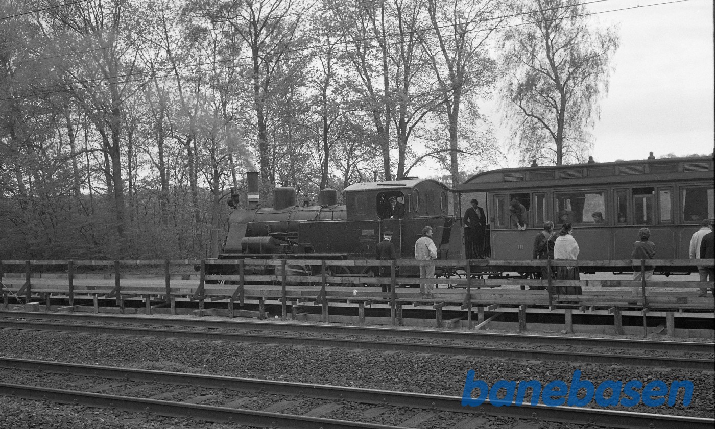 Filmoptagelser til Min Fynske Barndom, en film om komponisten Carl Nielsen. Optaget på læssevejen i Rungsted samt på Rungsted station Filmoptagelser til Min Fynske Barndom, en film om komponisten Carl Nielsen. Optaget på læssevejen i Rungsted samt på Rungsted station