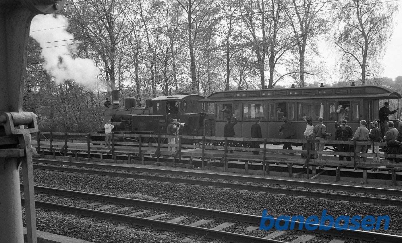 Filmoptagelser til Min Fynske Barndom, en film om komponisten Carl Nielsen. Optaget på læssevejen i Rungsted samt på Rungsted station Filmoptagelser til Min Fynske Barndom, en film om komponisten Carl Nielsen. Optaget på læssevejen i Rungsted samt på Rungsted station