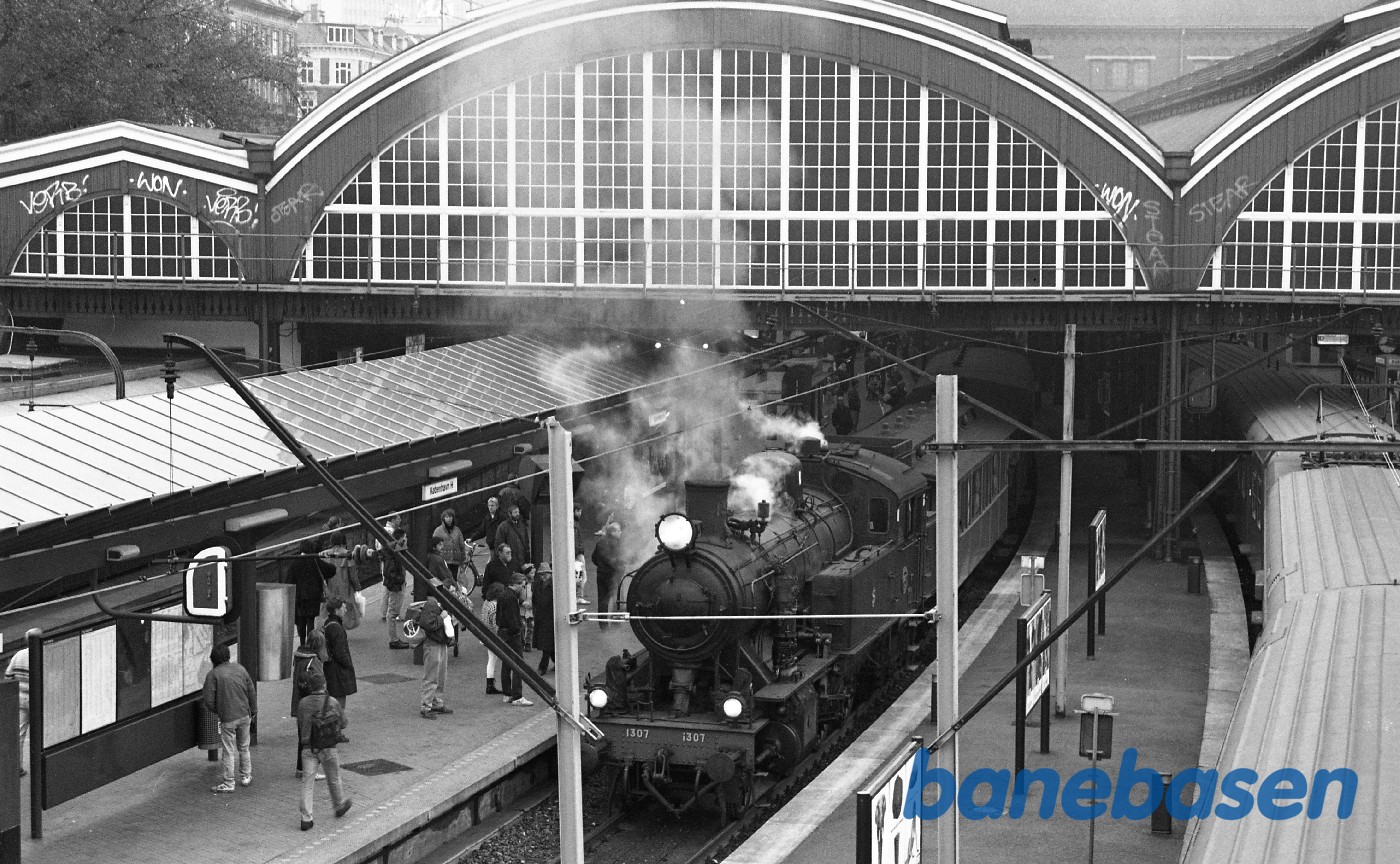 S 1307 med tog på København H S 1307 med tog på København H