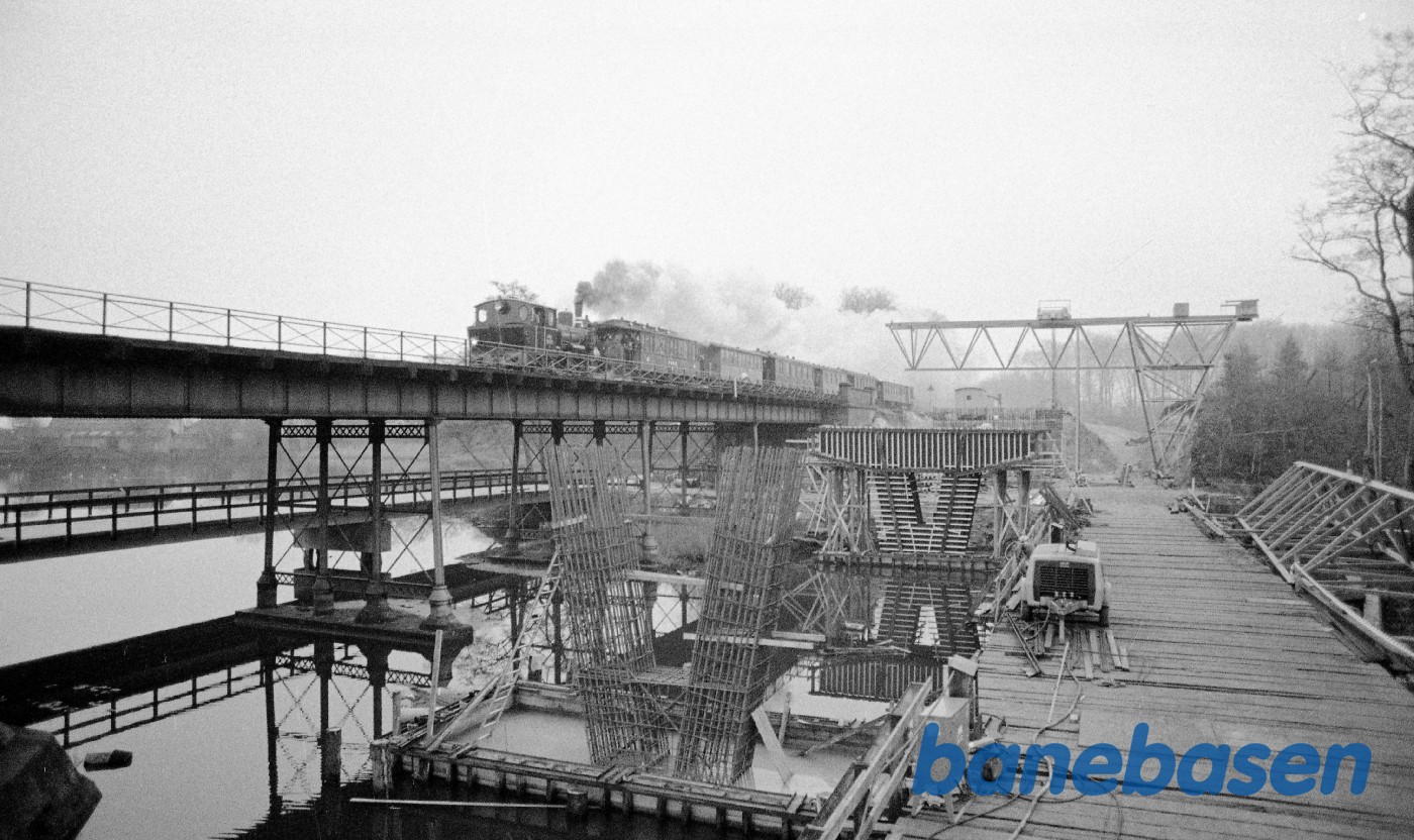 Strandmøllebroen med tog Strandmøllebroen med tog