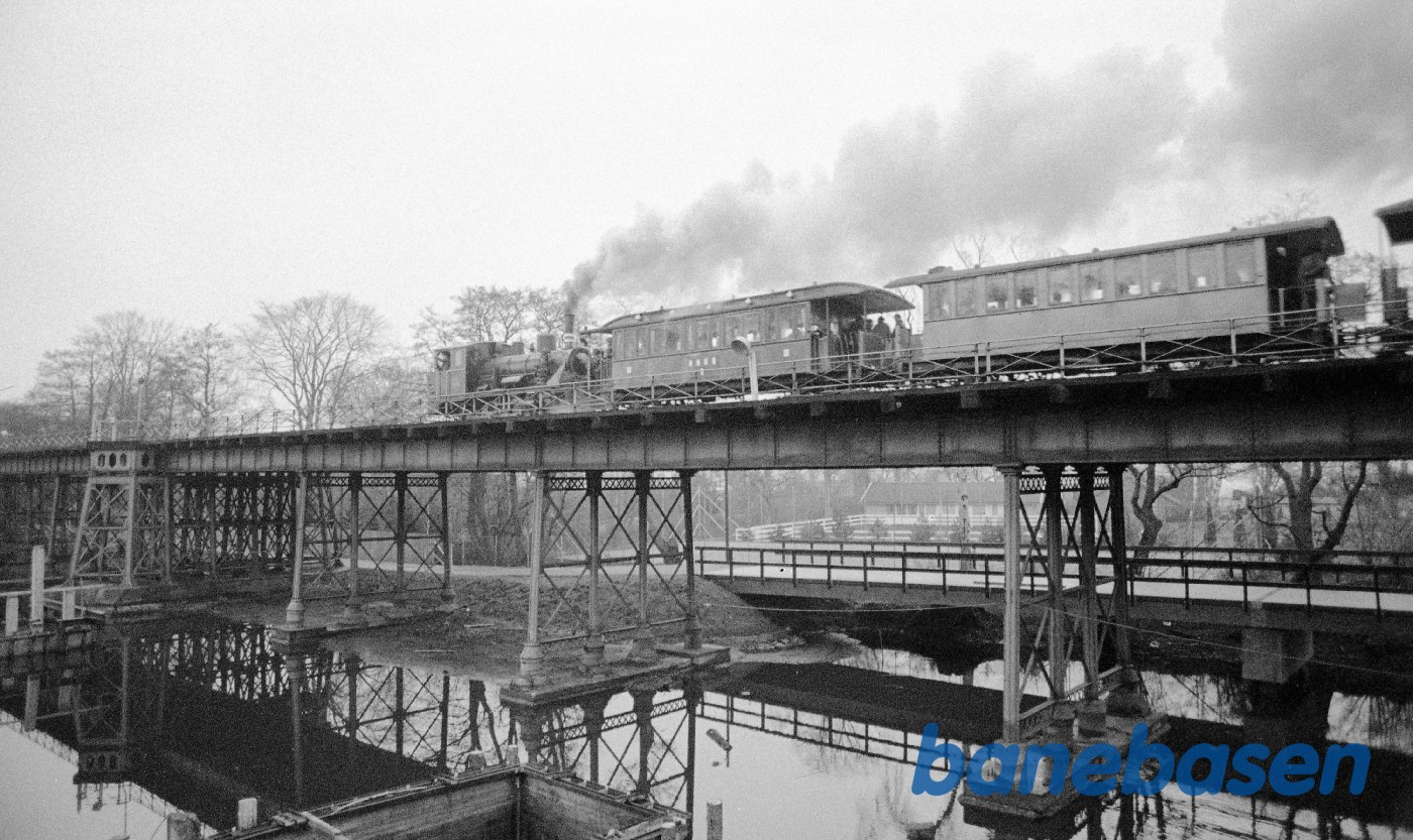 Strandmøllebroen med tog Strandmøllebroen med tog