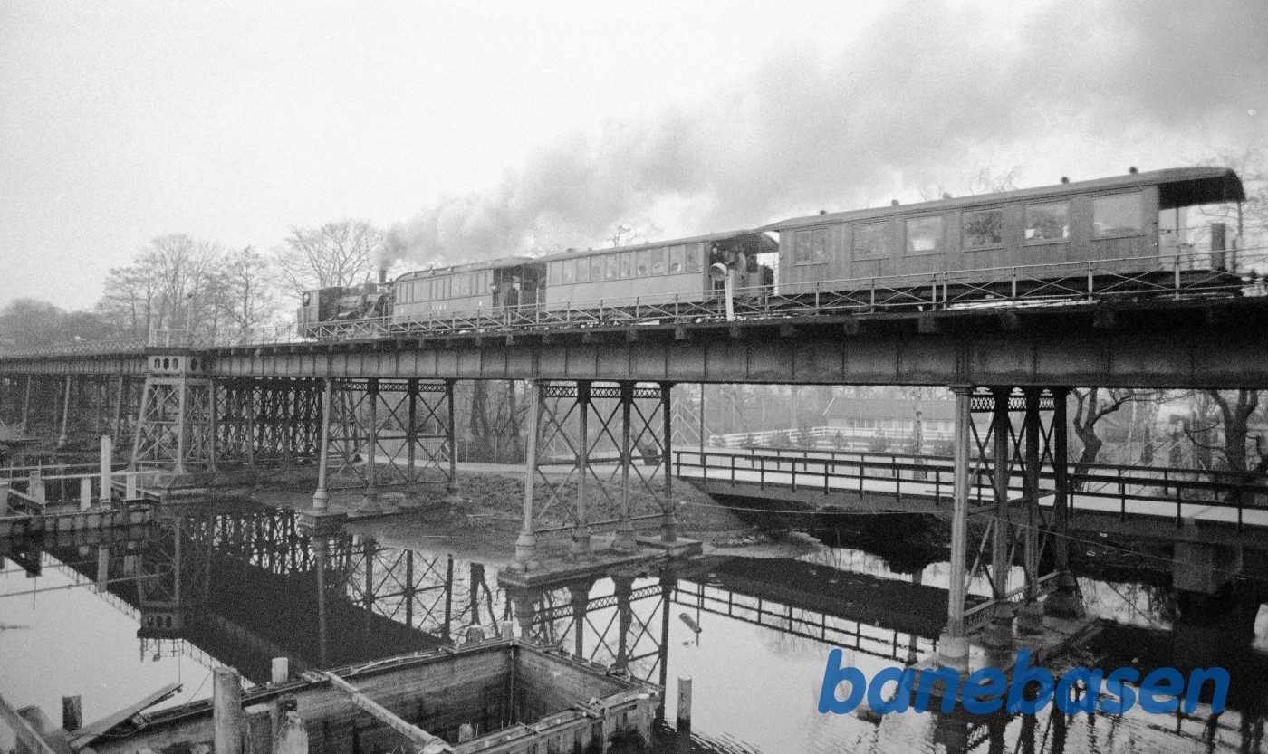Strandmøllebroen med tog Strandmøllebroen med tog