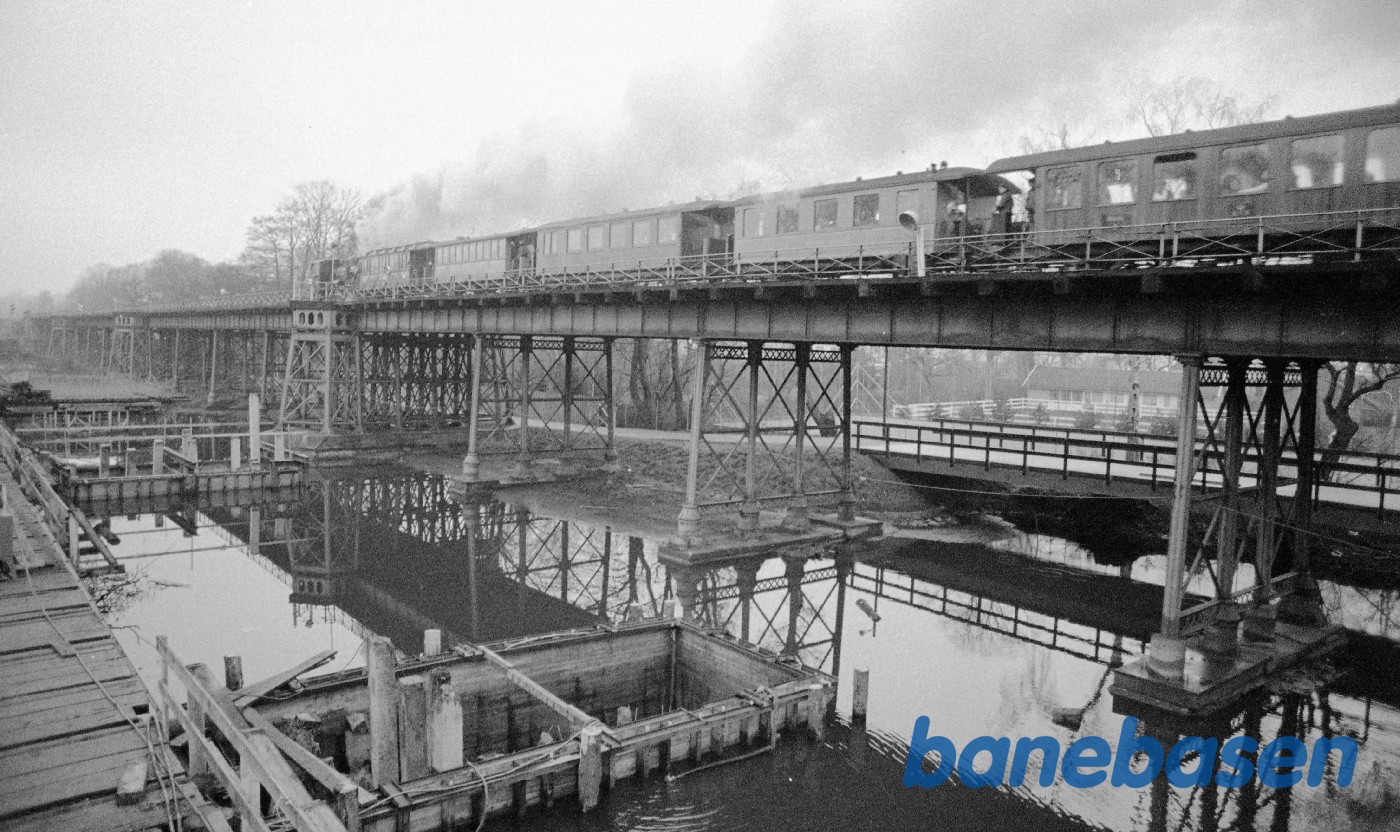 Strandmøllebroen med tog Strandmøllebroen med tog