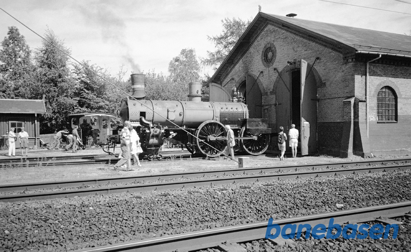 K 582 adskilt udenfor remisen hvor skorsten monteres K 582 adskilt udenfor remisen hvor skorsten monteres