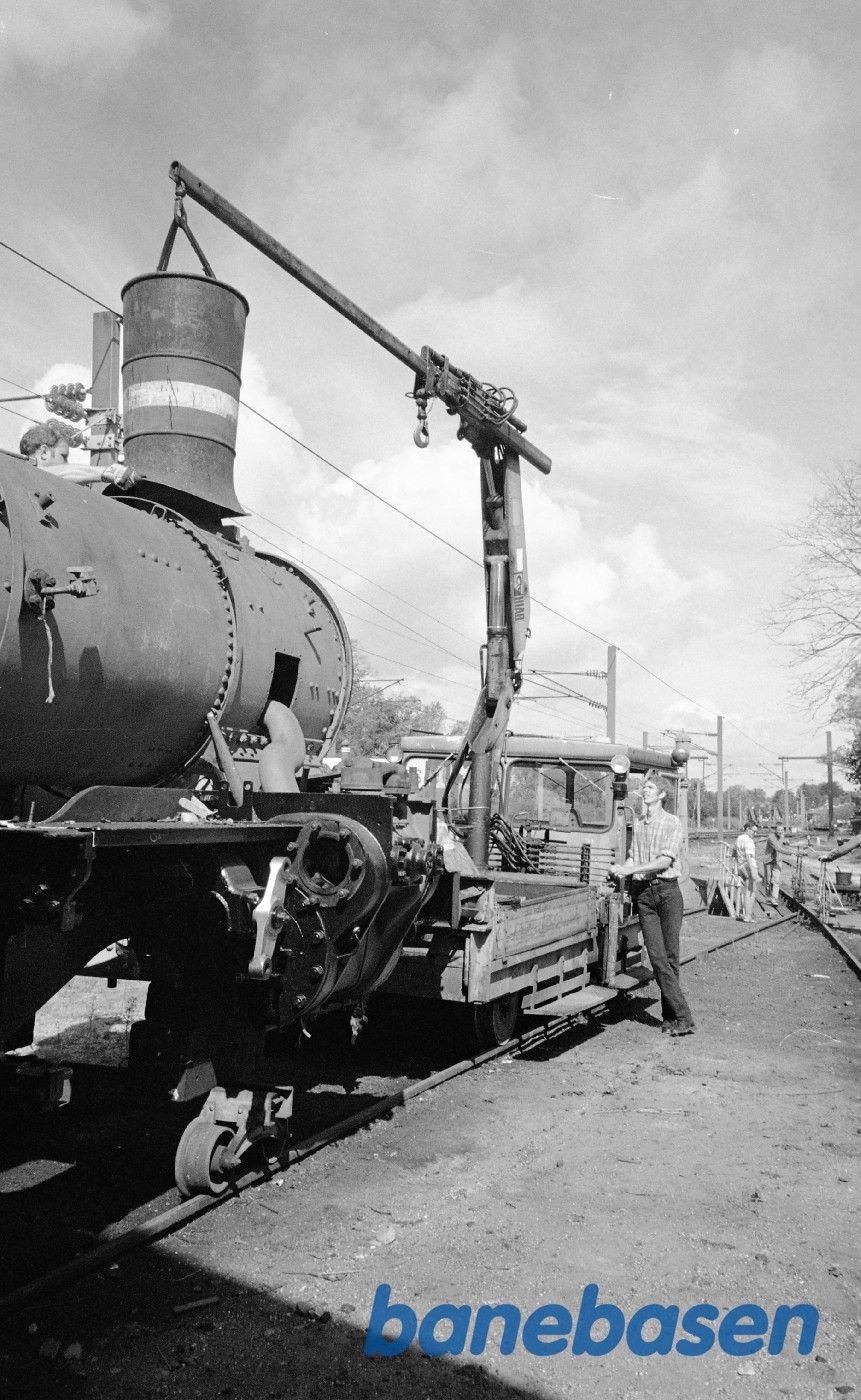 K 582 adskilt udenfor remisen hvor skorsten monteres K 582 adskilt udenfor remisen hvor skorsten monteres