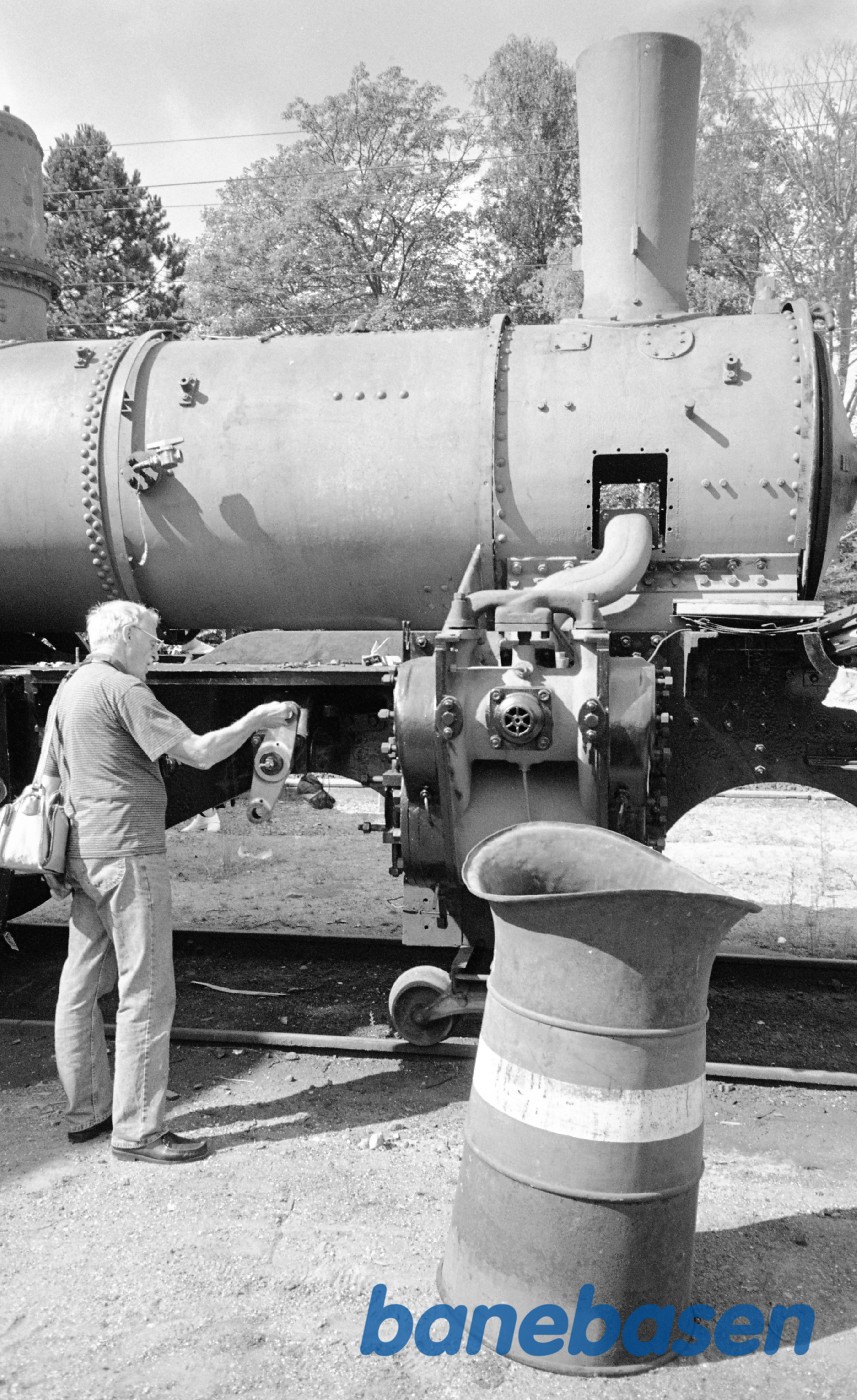 K 582 adskilt udenfor remisen hvor skorsten monteres K 582 adskilt udenfor remisen hvor skorsten monteres