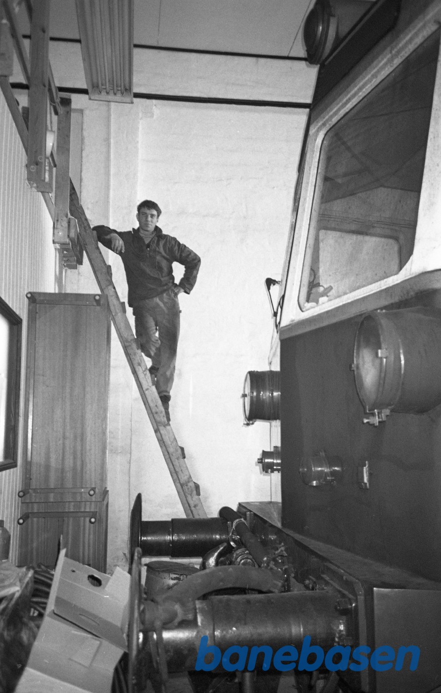 Søren på trappen op til hemsen i værkstedet i Græsted Søren på trappen op til hemsen i værkstedet i Græsted