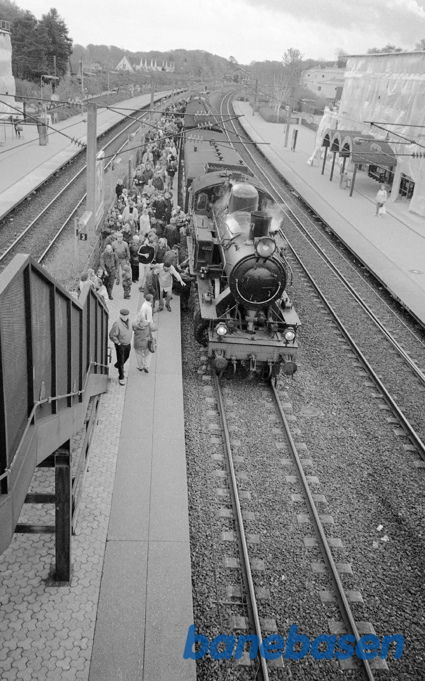 S 1307 på rungsted station med tog S 1307 på rungsted station med tog