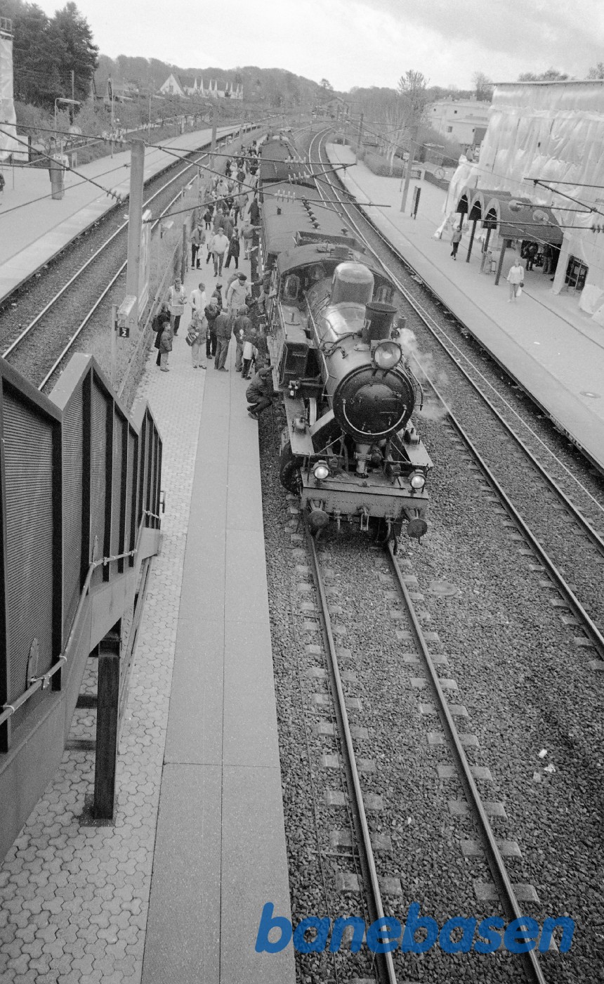 S 1307 på rungsted station med tog S 1307 på rungsted station med tog