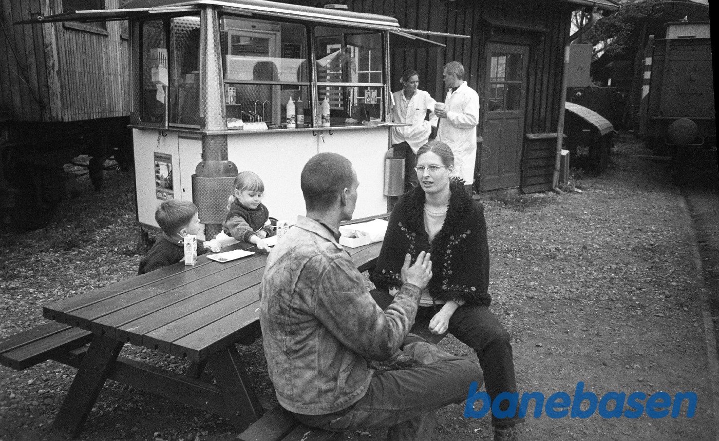 Pølsevogn ved remisen, åbent hus RU Pølsevogn ved remisen, åbent hus RU