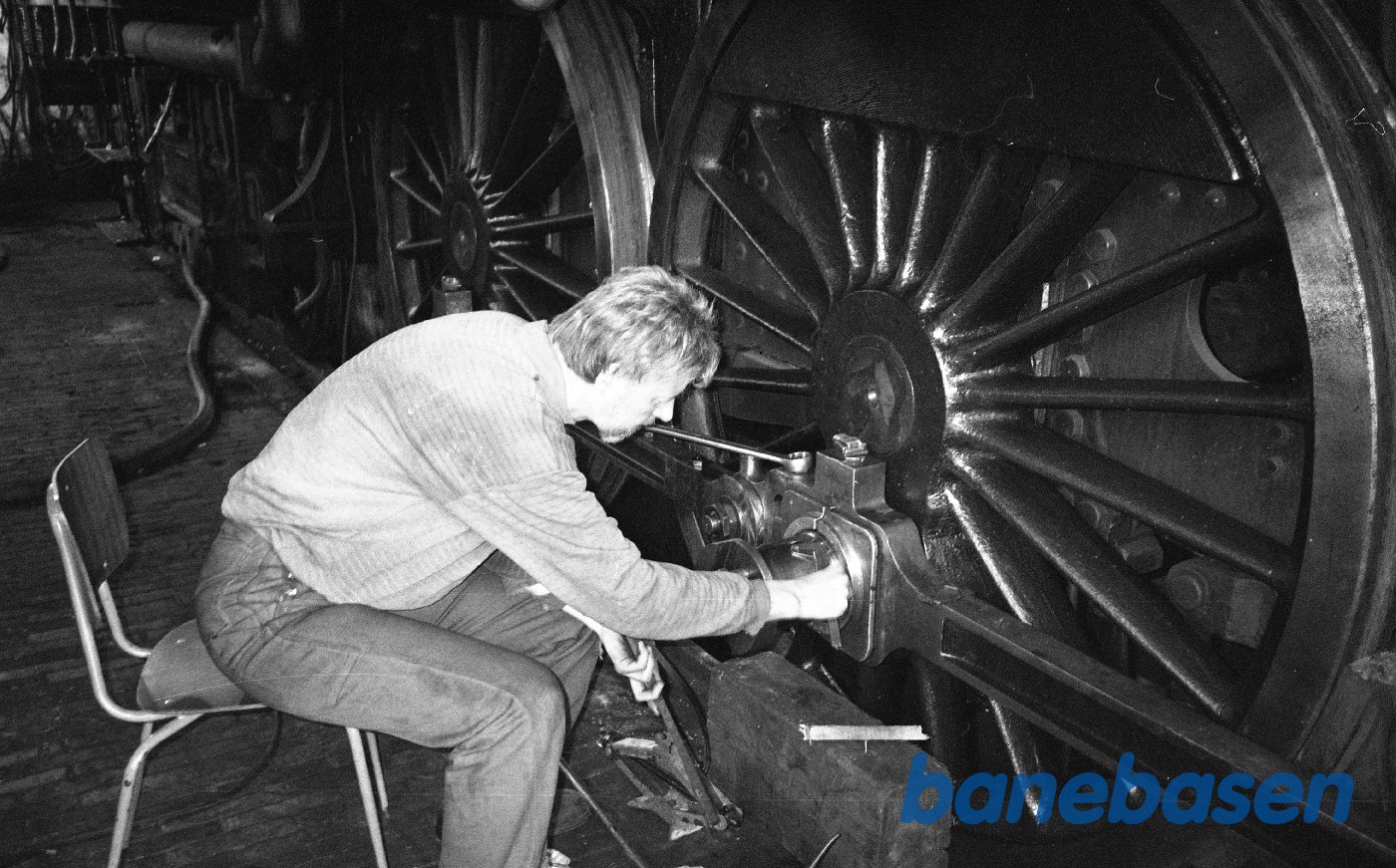 Henning pudser sølen på S 1307 i Remisen. Henning Pedersen Henning pudser sølen på S 1307 i Remisen. Henning Pedersen